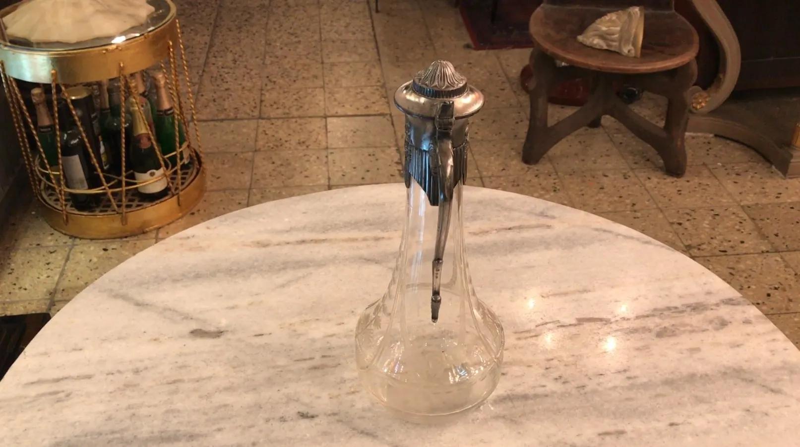 2 krüge wmfs antiquitäten mit dekorativem Deckel in einer antiquitäten Umgebung