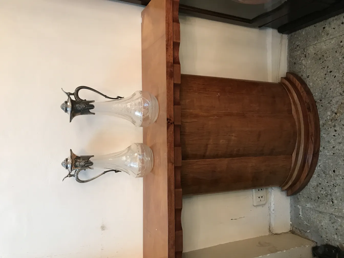 dos jarras antiguas WMF con detalles decorativos en un entorno elegante