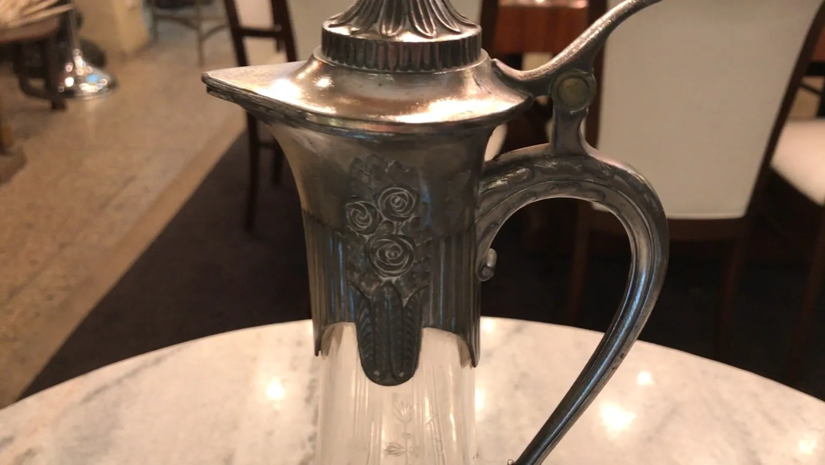 古い水差し2個wmf、花の詳細とクラシックなデザインで、サーブに最適です。