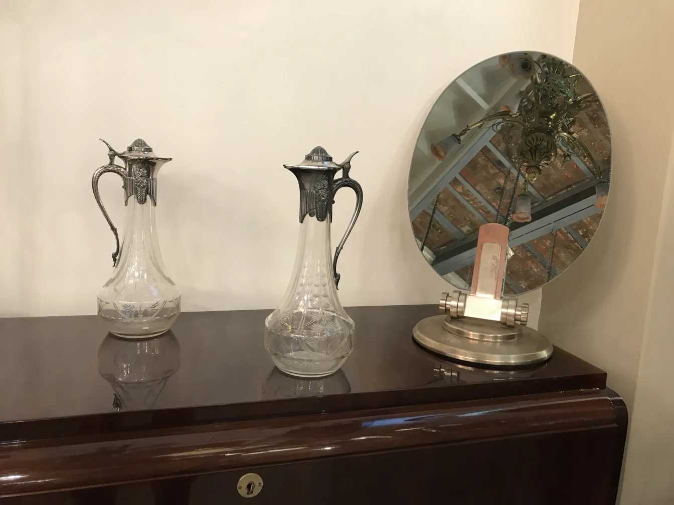 dos jarras antiguas WMF con diseño elegante sobre una mesa