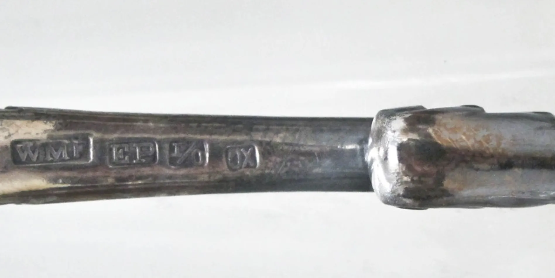 Duas jarras wmfs antigas com detalhes decorativos