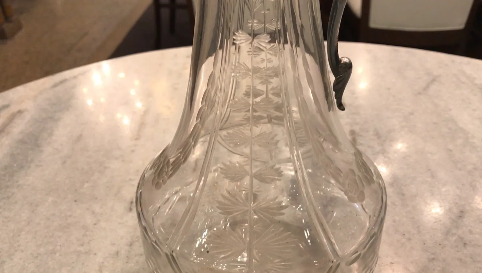 Conjunto de 2 jarras wmfs antigas com design elegante na mesa.