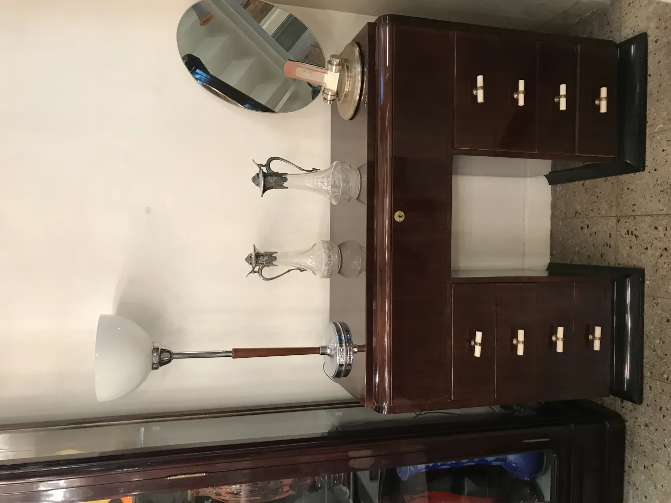 deux pichets antiques WMF sur une table avec une lampe et un miroir