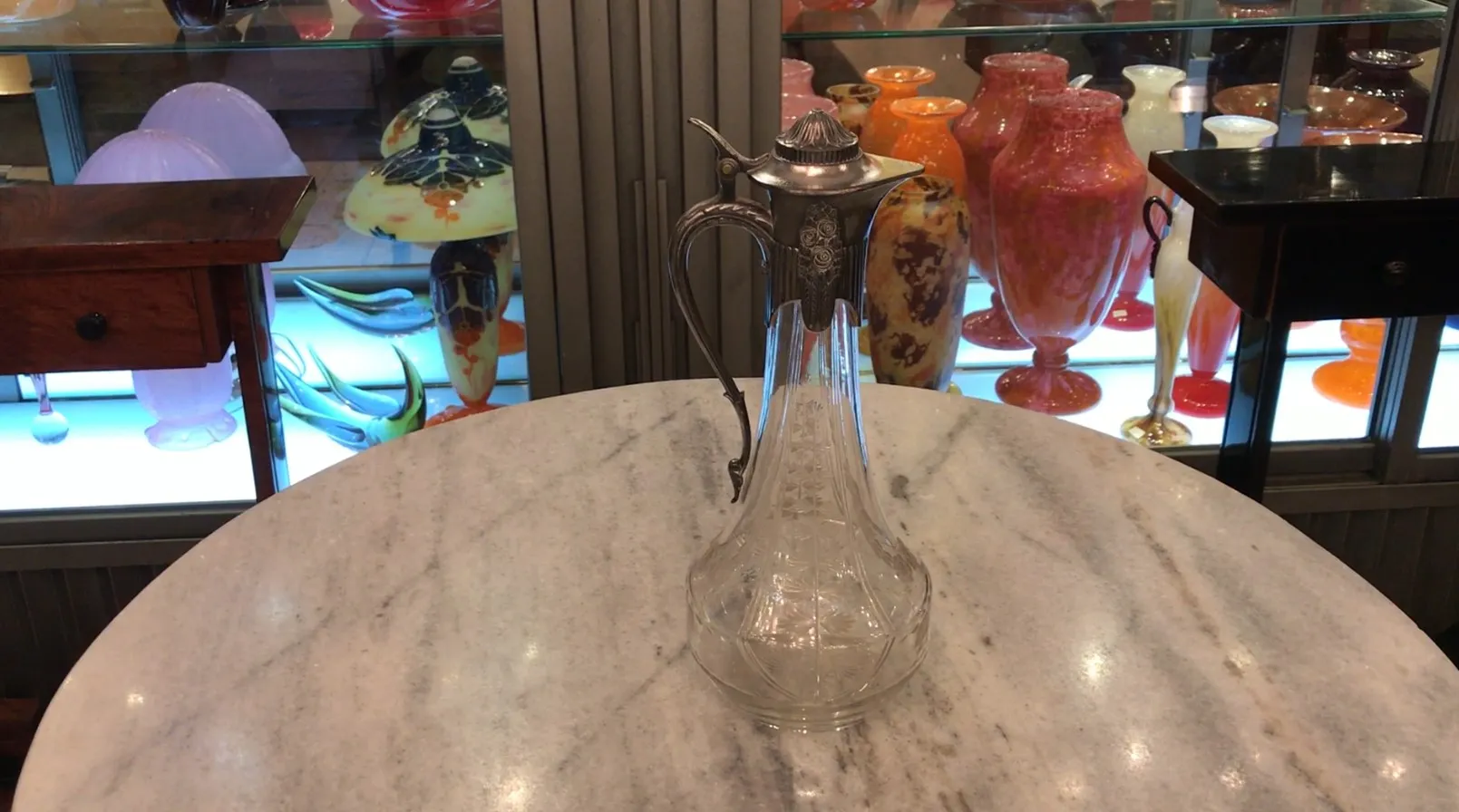 Due brocche antiche wmF su un tavolo in marmo in un ambiente decorativo