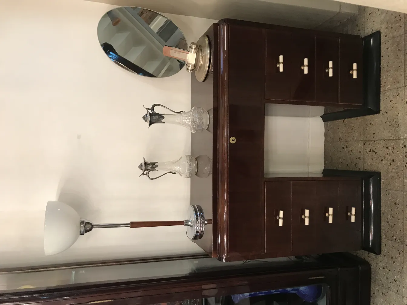 Deux pichets WMF anciens sur une table décorative avec un miroir.