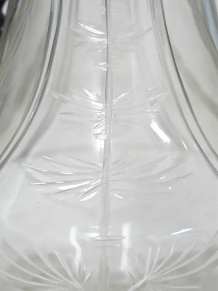 2 jarras wmfs antigas com detalhes decorativos na superfície, fundo branco