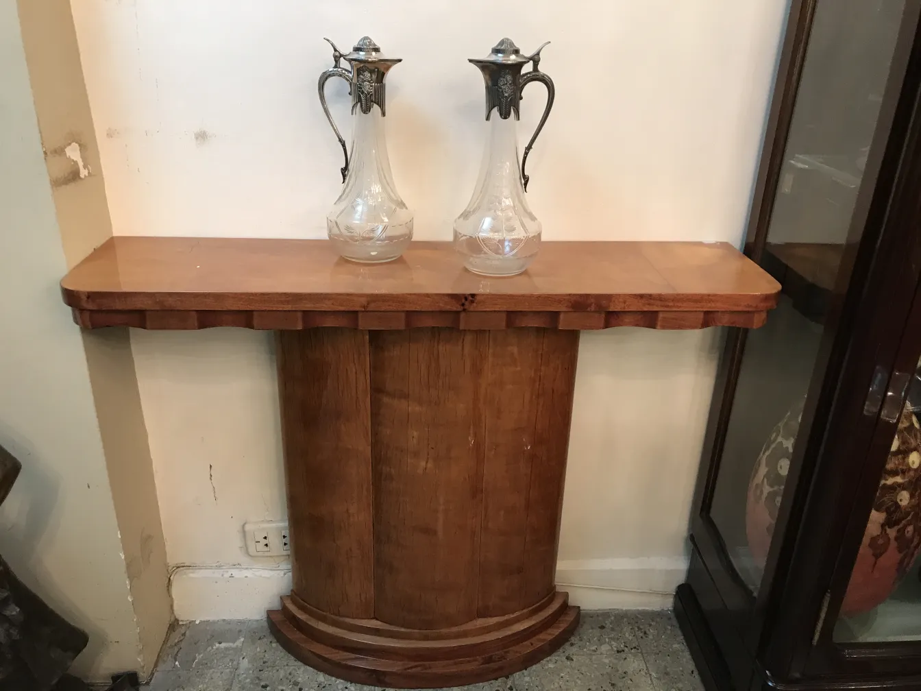 due brocche antiche wmfd su un tavolo di legno