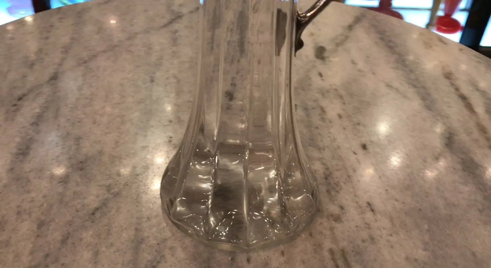 सेट 2 प्राचीन जग WMF संग एक संगमरमर की मेज पर।