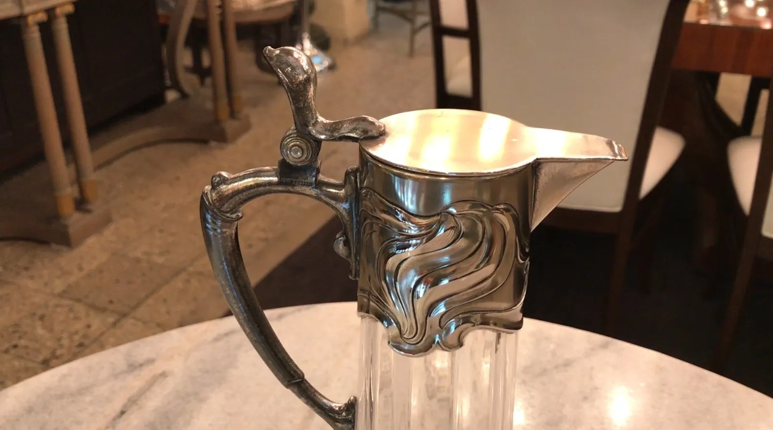 deux pichets anciens WMF avec un design élégant sur une table