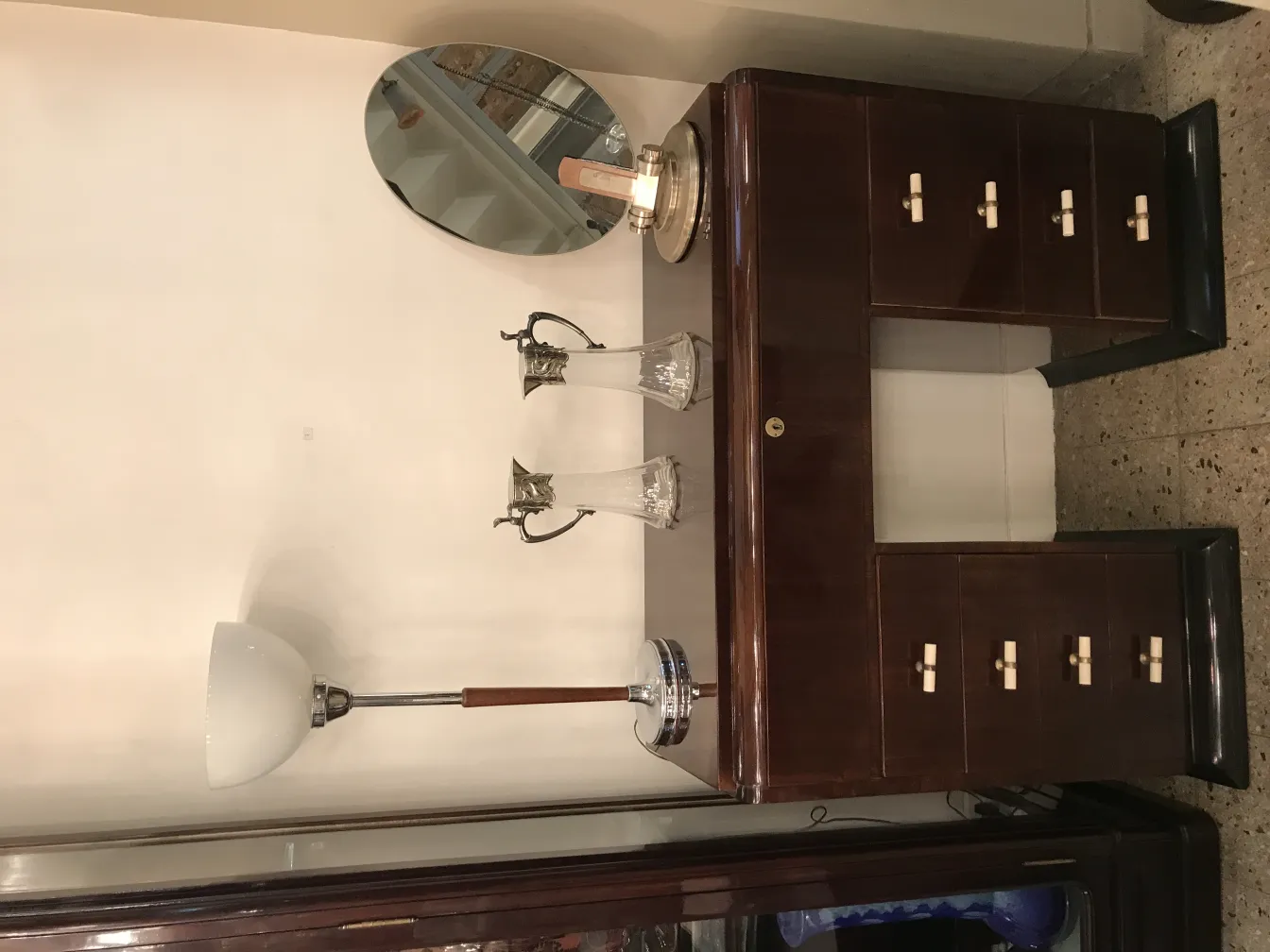 Visão de 2 jarras antigas wmf em um móvel elegante com espelho