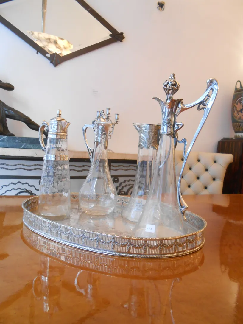 deux pichets antiques WMF sur un plateau décoratif, en verre avec des détails argentés.