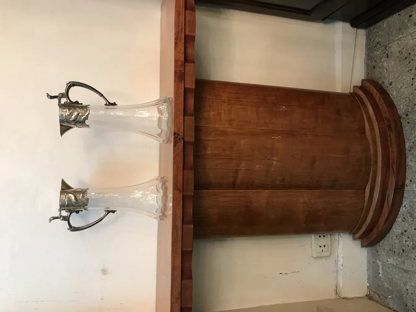 Due brocche antiche WMF su uno sfondo di legno chiaro