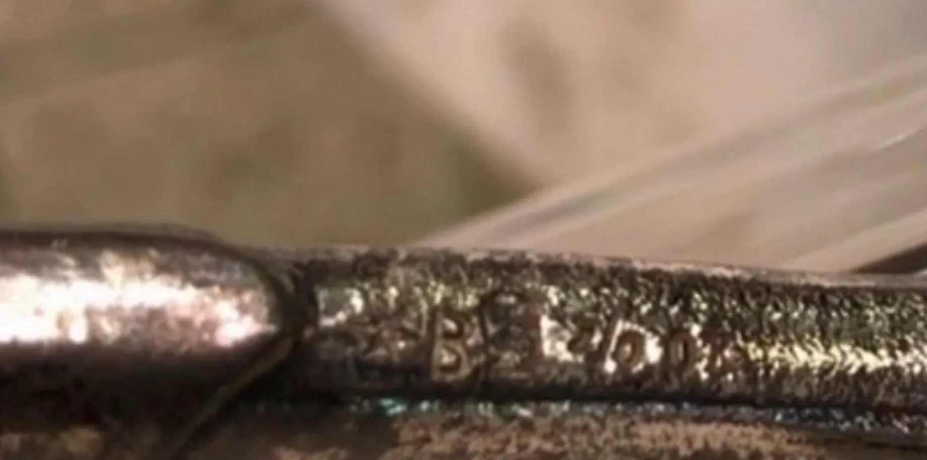 Paar antiker WMF Krüge mit aufwändigen Details vor weichem Hintergrund