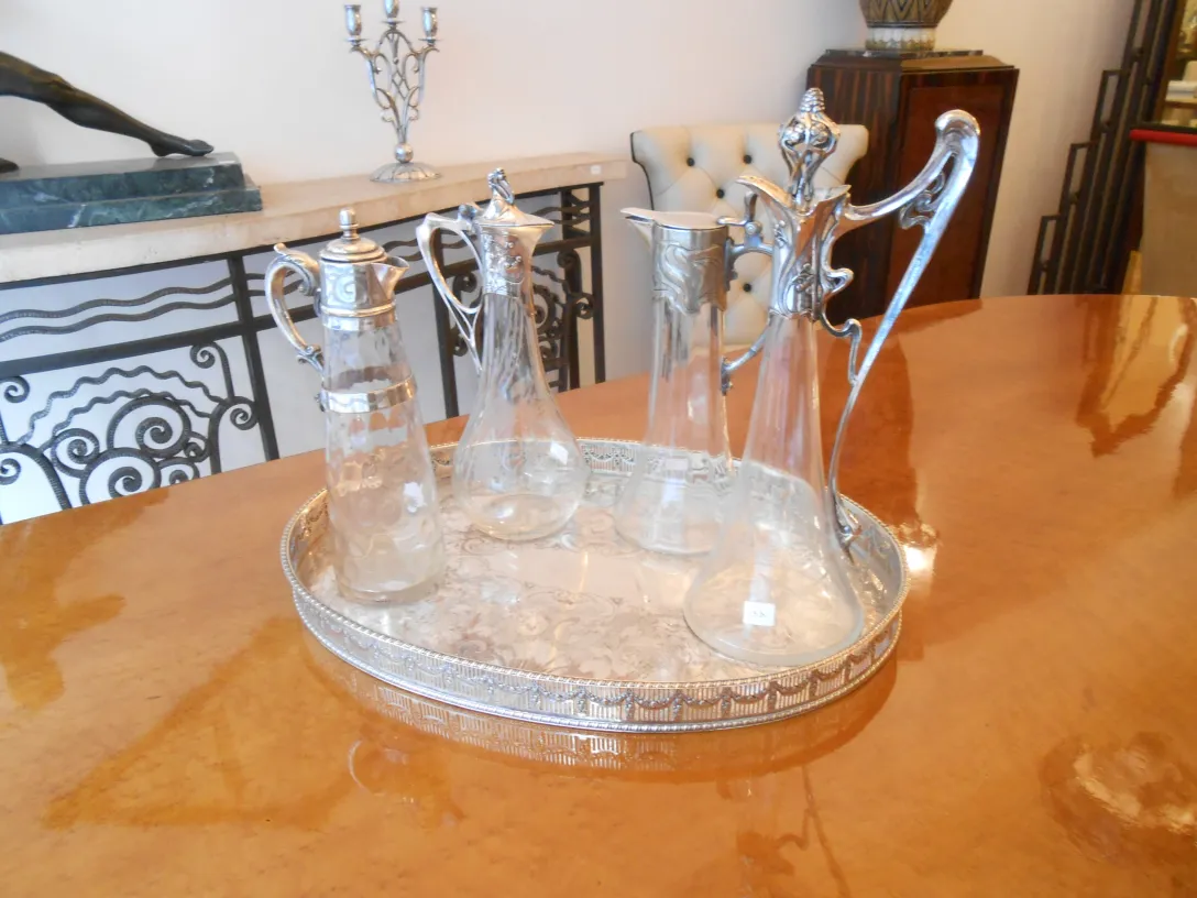 詳細がある装飾的なトレイの上の二つのガラス水差し