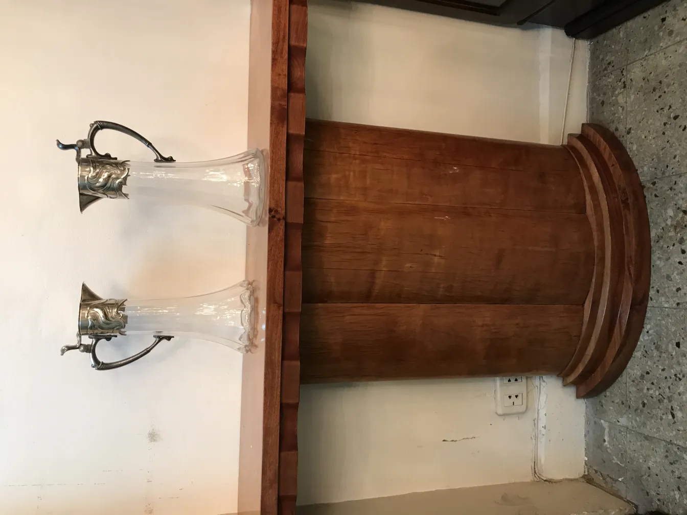 deux pichets anciens WMF sur une étagère en bois