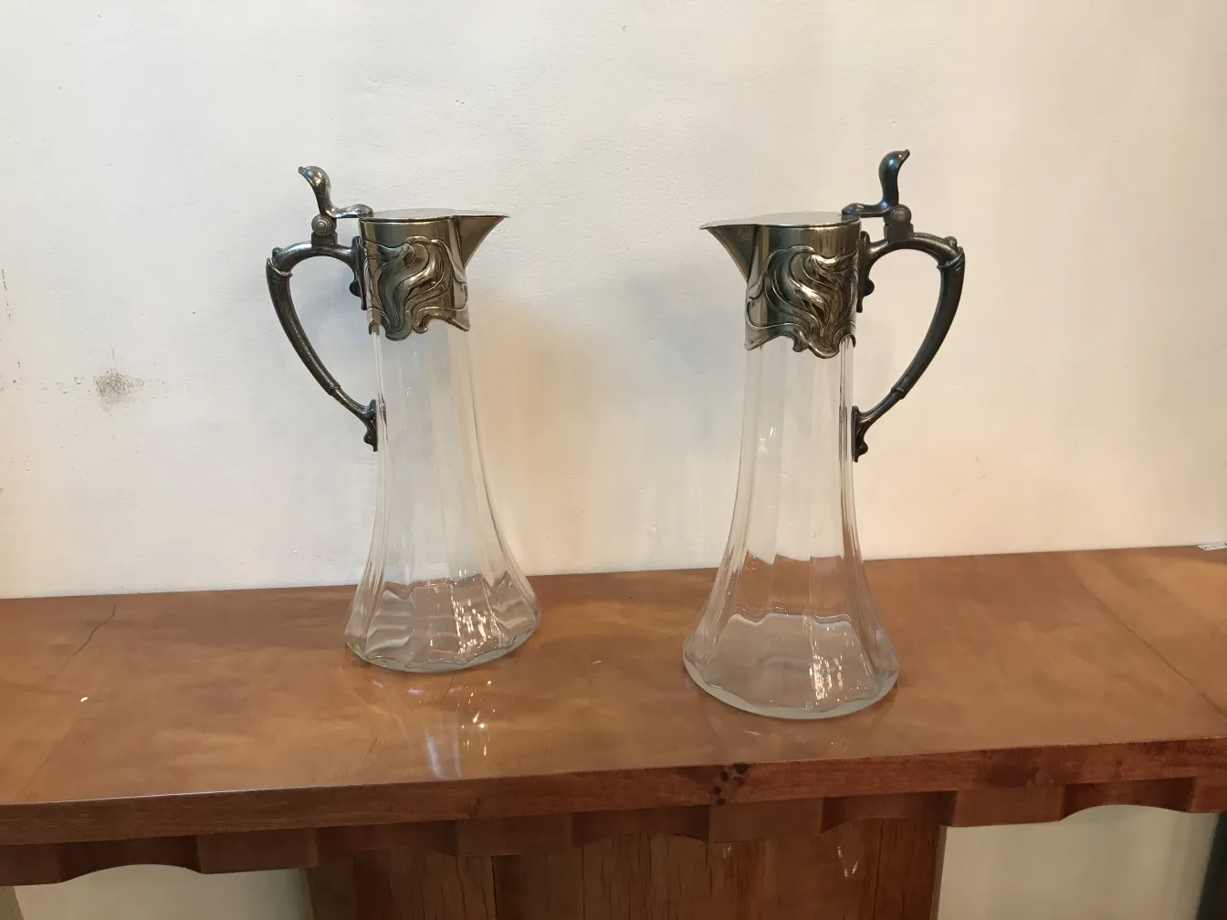 due brocche antiche wmF con dettagli eleganti sul coperchio