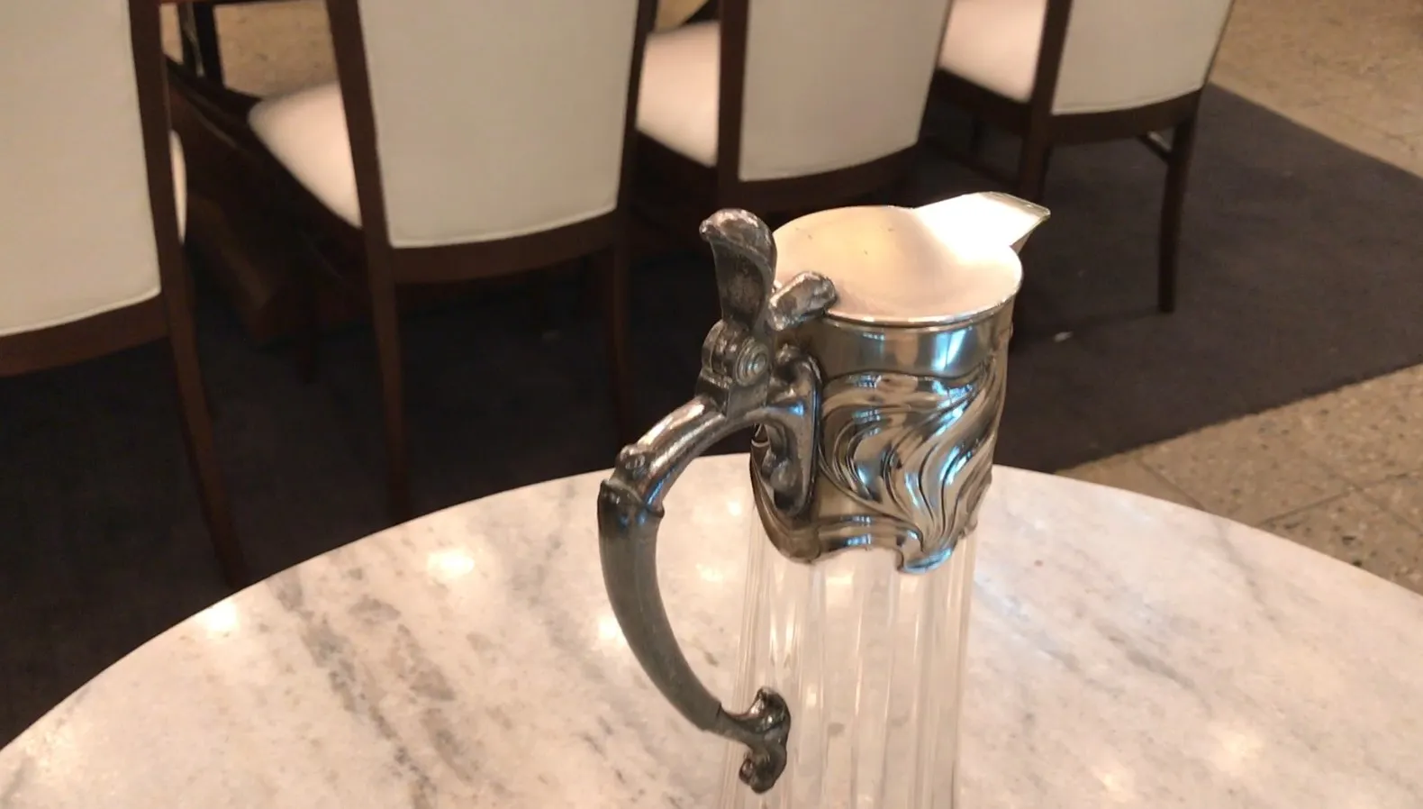 Due brocche antiche wmfhistoricas con design elegante e dettagli sulla maniglia.