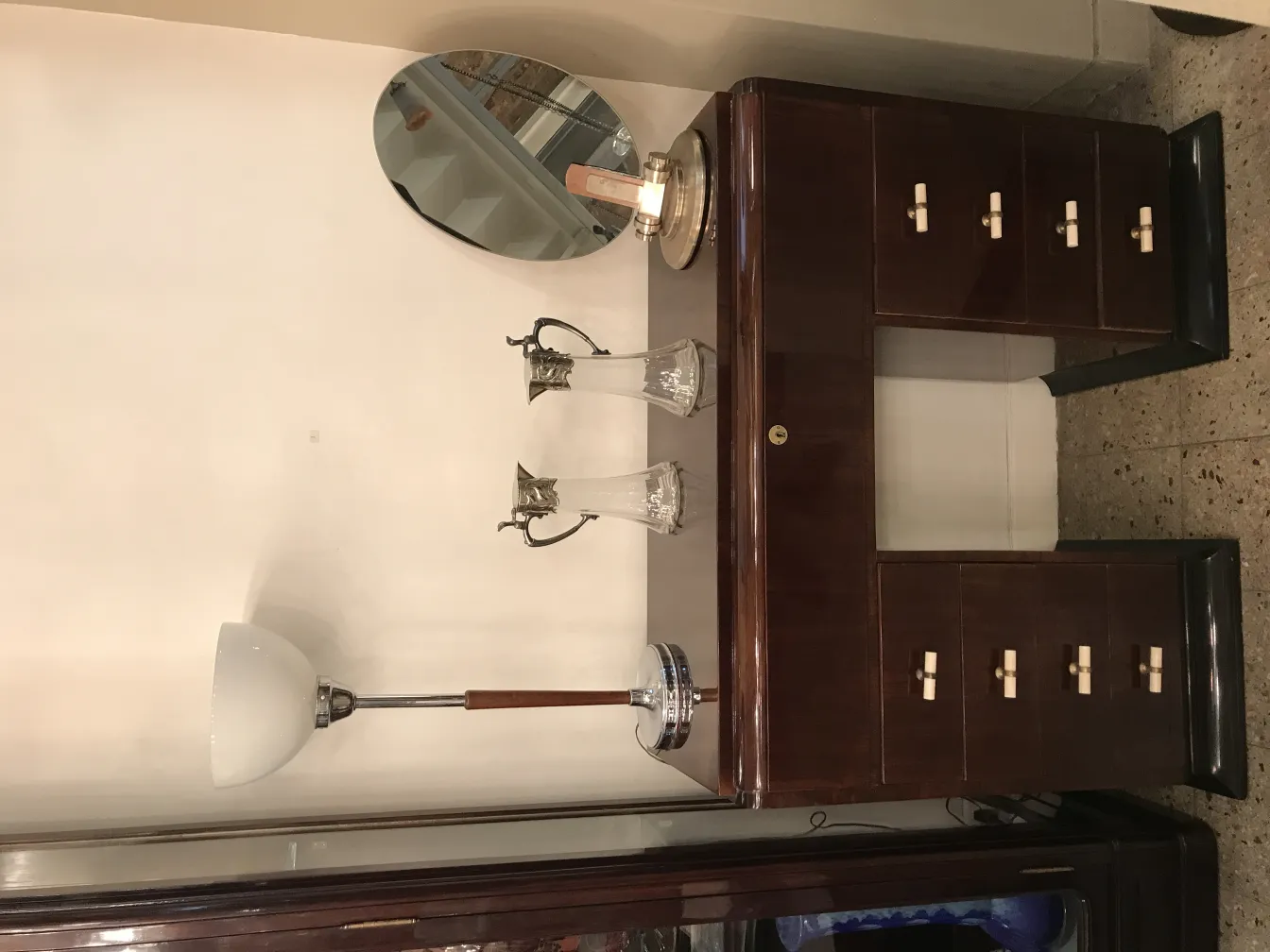 两只古董wmf水瓶在装饰桌上