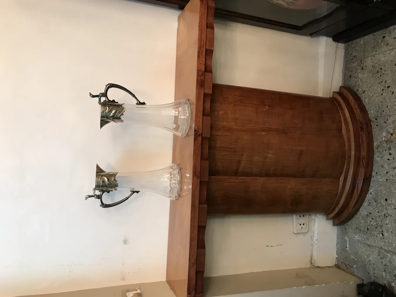 image de 2 pichets wmfen antiques sur une table en bois