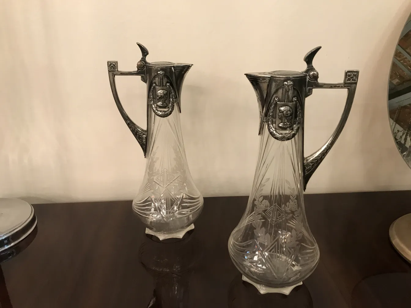 Zwei antike WMF Krüge mit elegantem Design und Verzierungen.