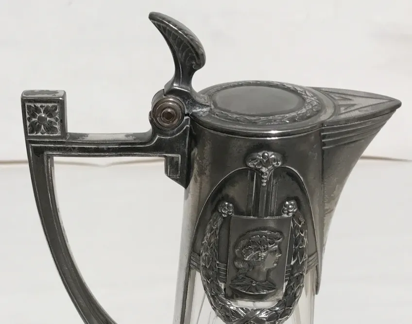 vues de deux pichets anciens WMF avec des designs élégants dans un cadre neutre