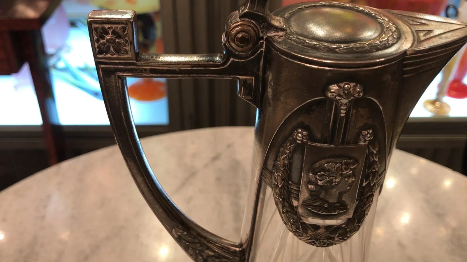 Due brocche antiche WMF con bei dettagli decorativi.