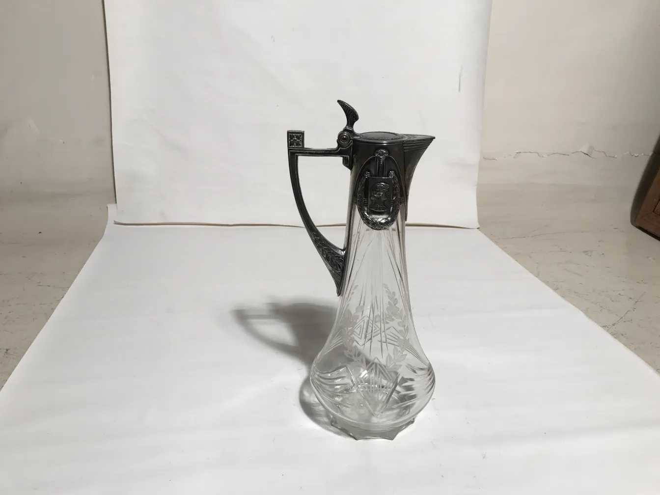 两只古老的WMF水瓶，设计优雅，带装饰盖，背景为中性色。