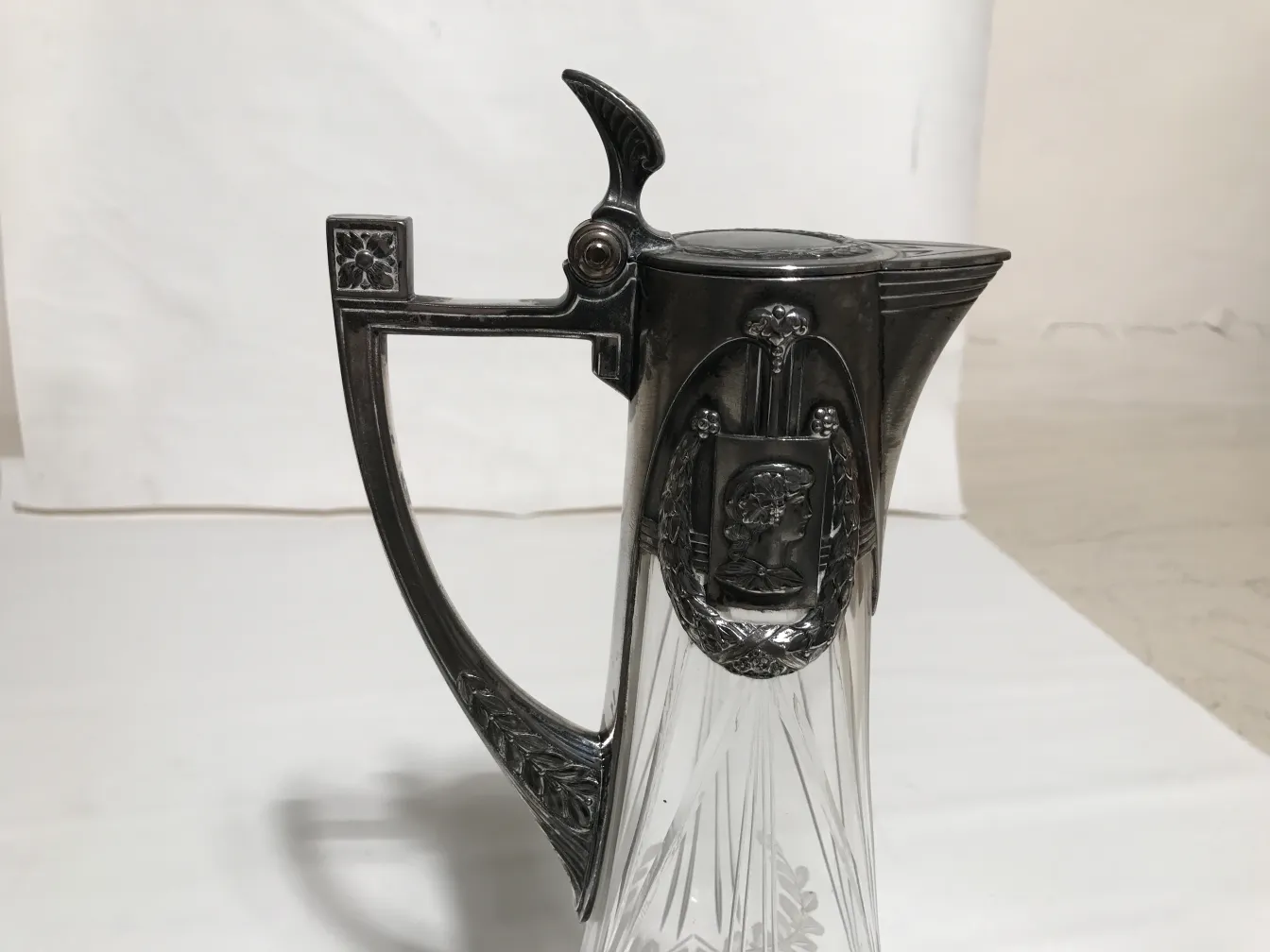 2个古董WMF水瓶的优雅装饰细节