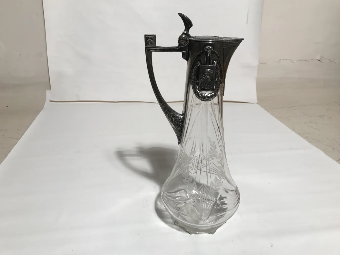 Conjunto de 2 jarras antiguas WMF de diseño elegante, con tallados visibles en el cristal.