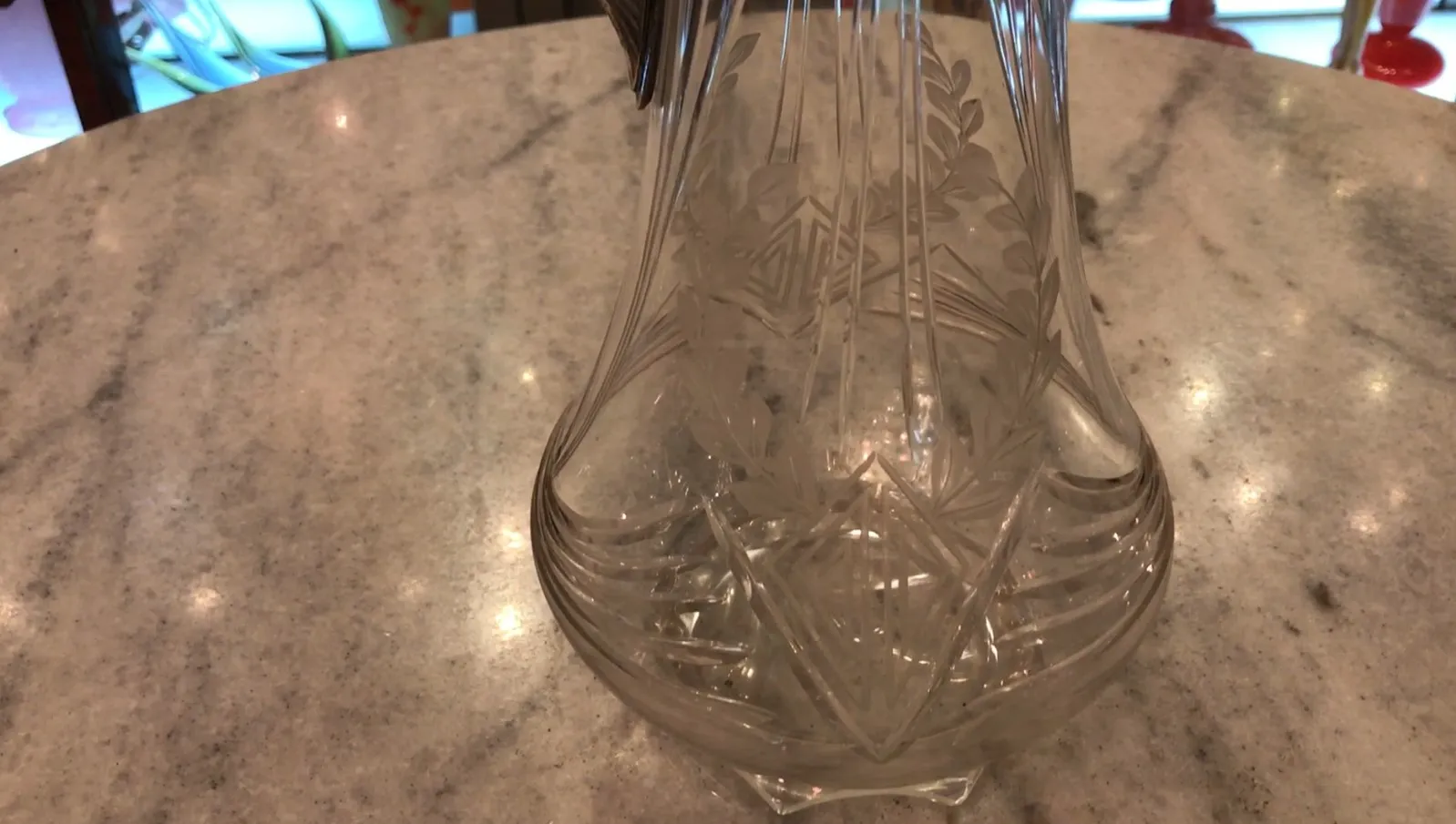 Duas jarras antigas wmff sobre uma superfície de mármore