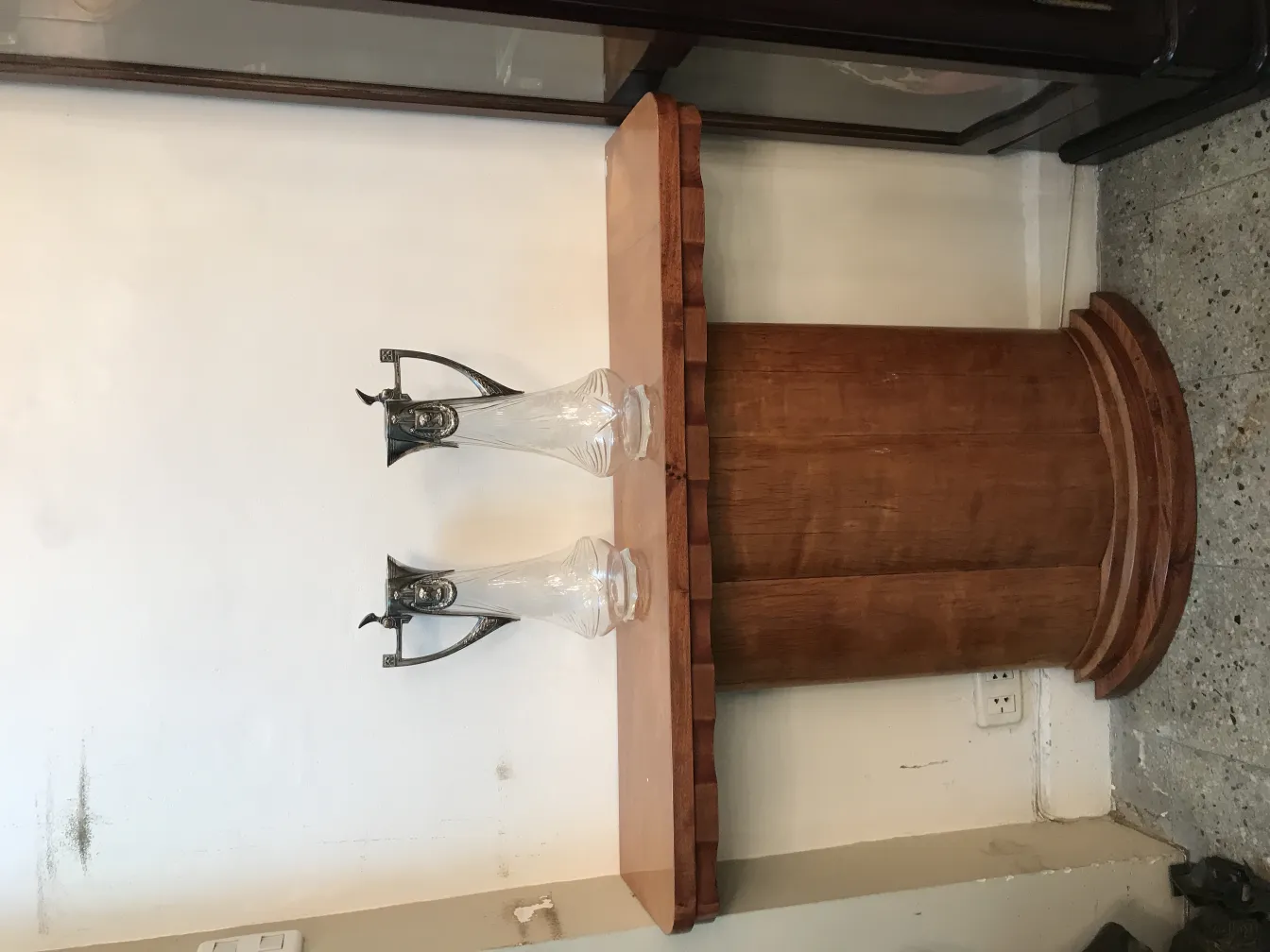 Sicht auf zwei antike WMF-Krüge aus Glas auf einem Tisch, neutraler Hintergrund.