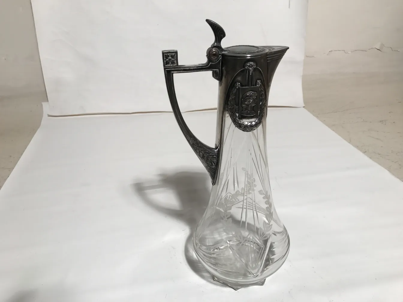 2 पुराने जग wmF शानदार डिज़ाइन, साफ पृष्ठभूमि।