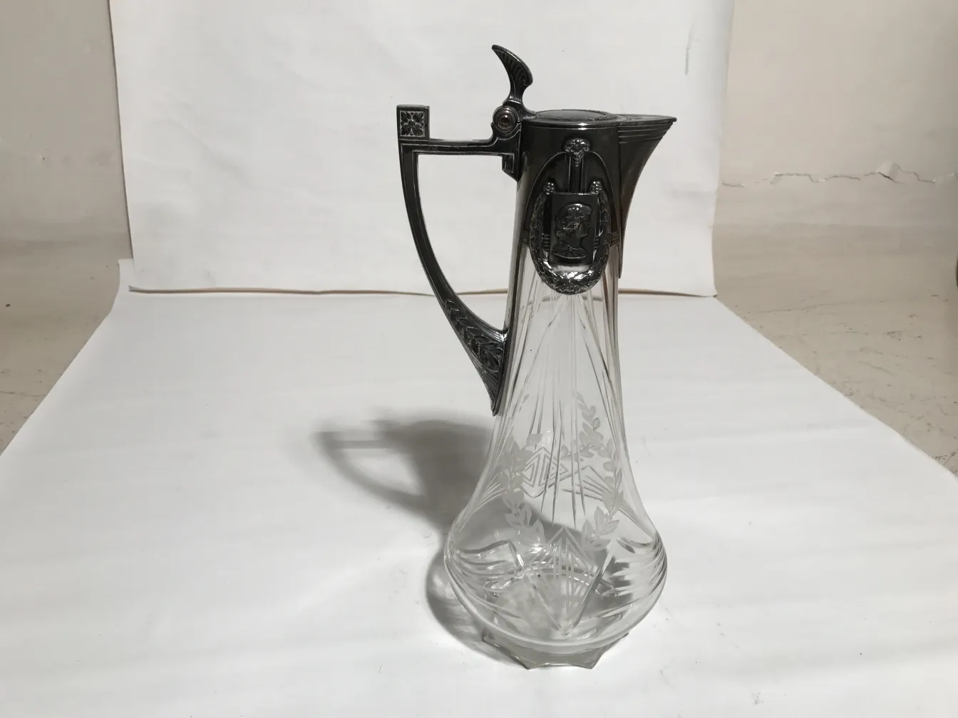 2个古老的WMF水瓶，装饰复杂而优雅