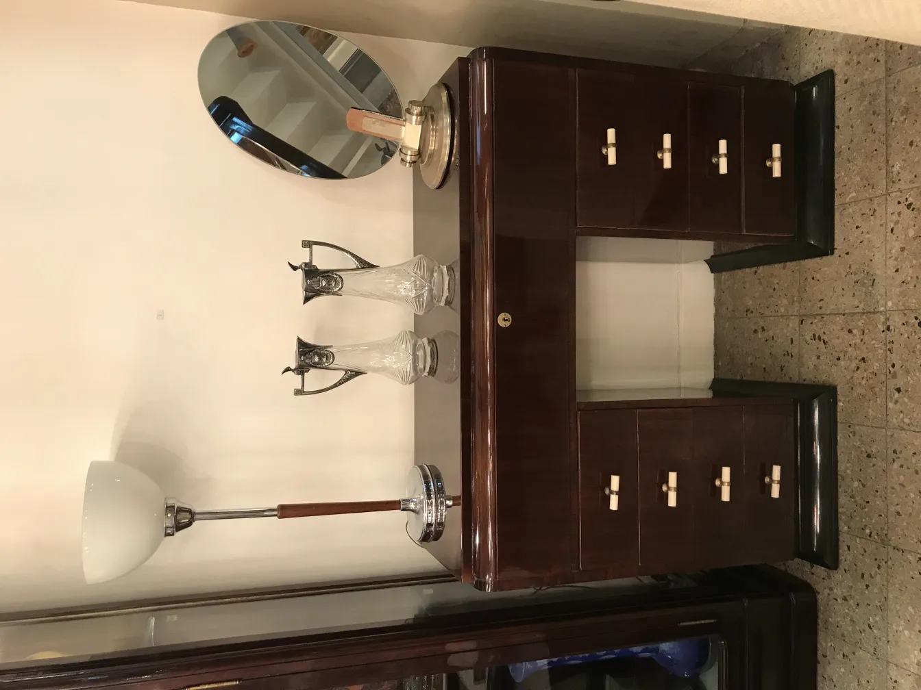 Pichets wmfa anciens sur une table avec un miroir