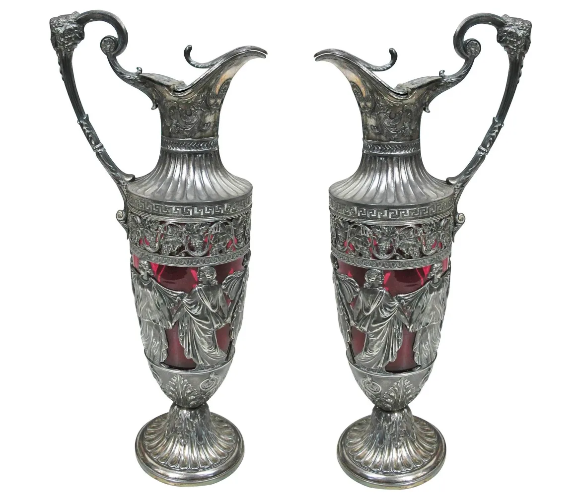 antiguas jarras WMF decoradas con detalles fantásticos, colores variados, en un ambiente elegante