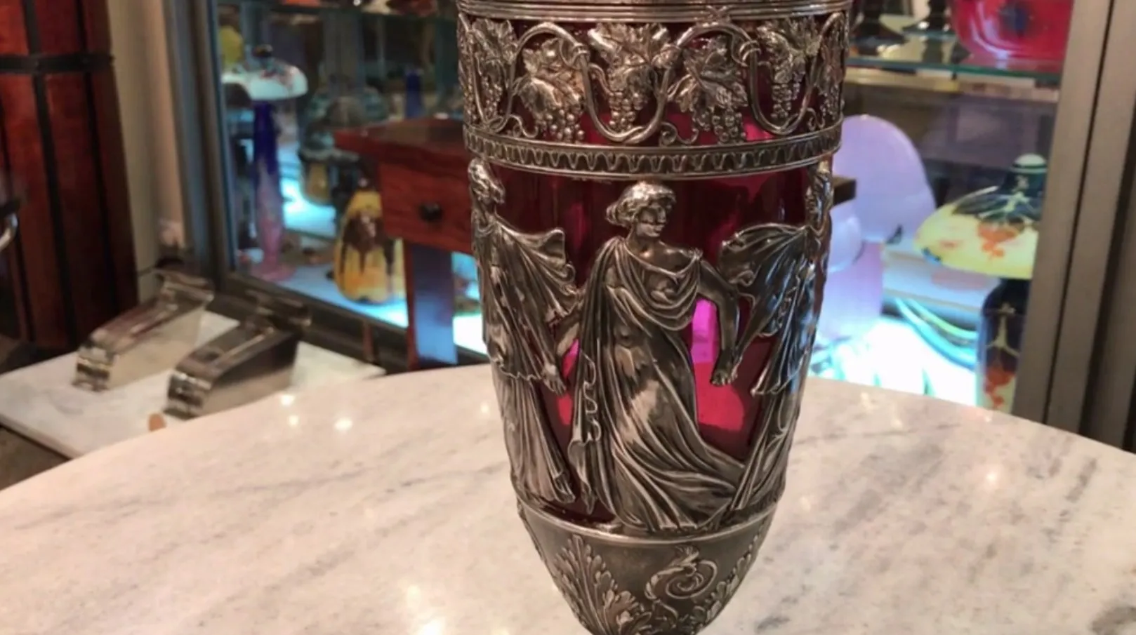 brocche antiche con design e decorazione dettagliati