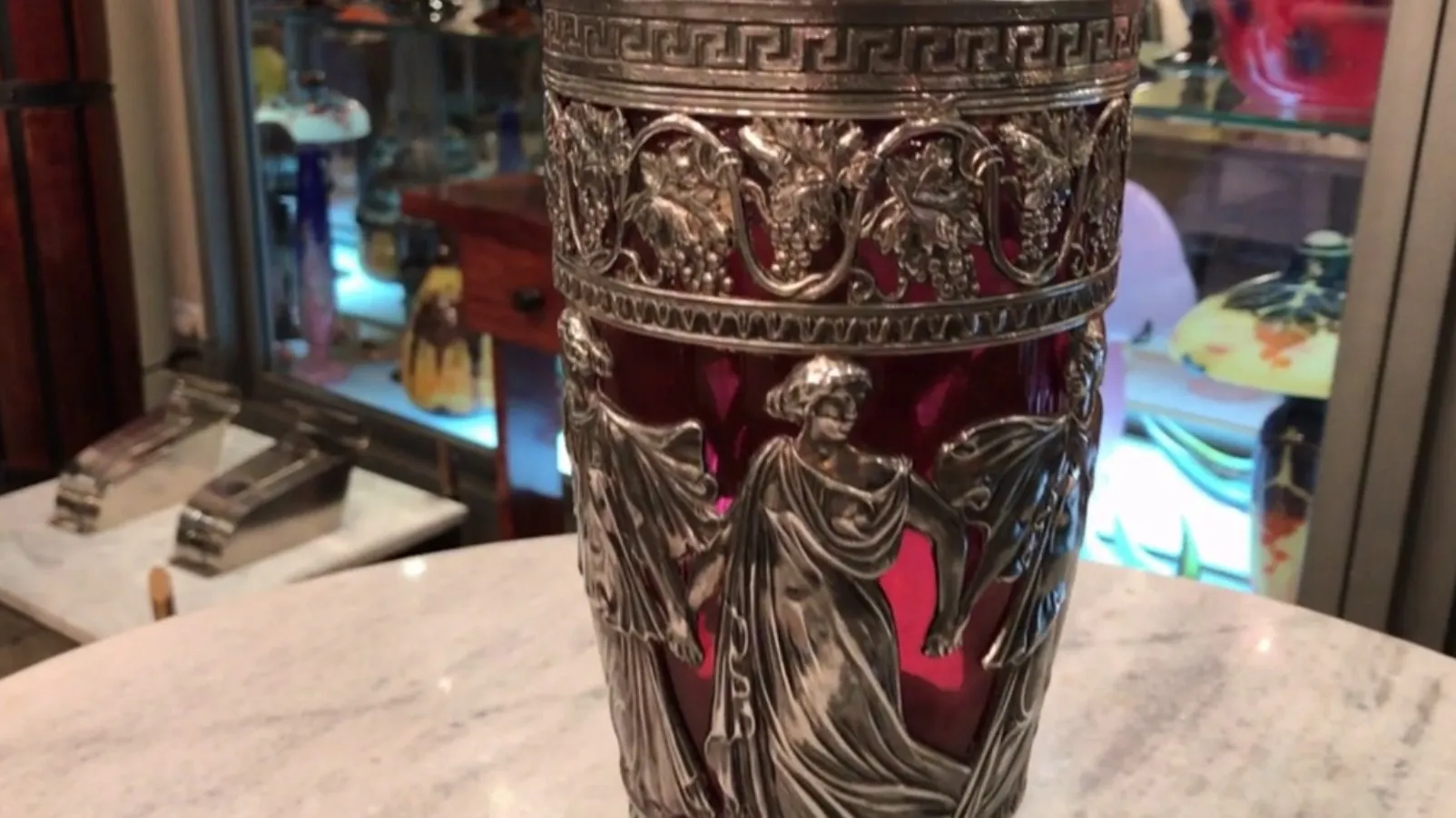 古典的なデザインのwmf水差し2個が魅力的な背景に