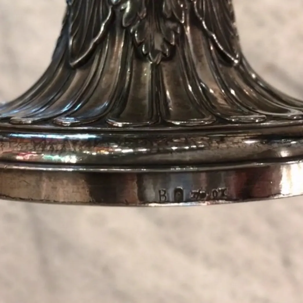 Close view de 2 jarras antigas WMF com detalhes elaborados