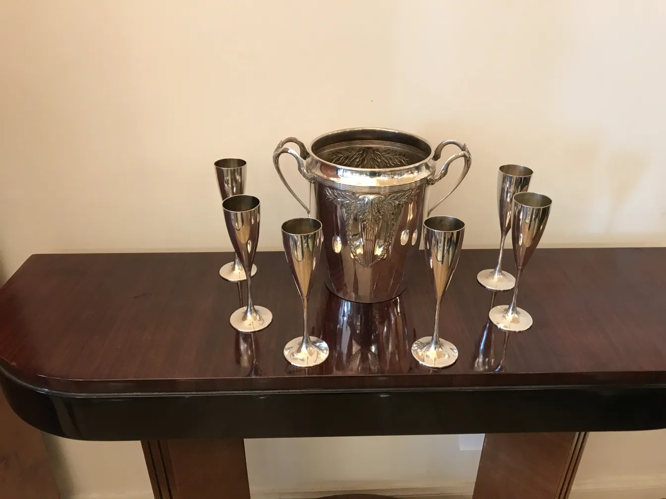 champanera antigua wmfi decorada con copas elegantes