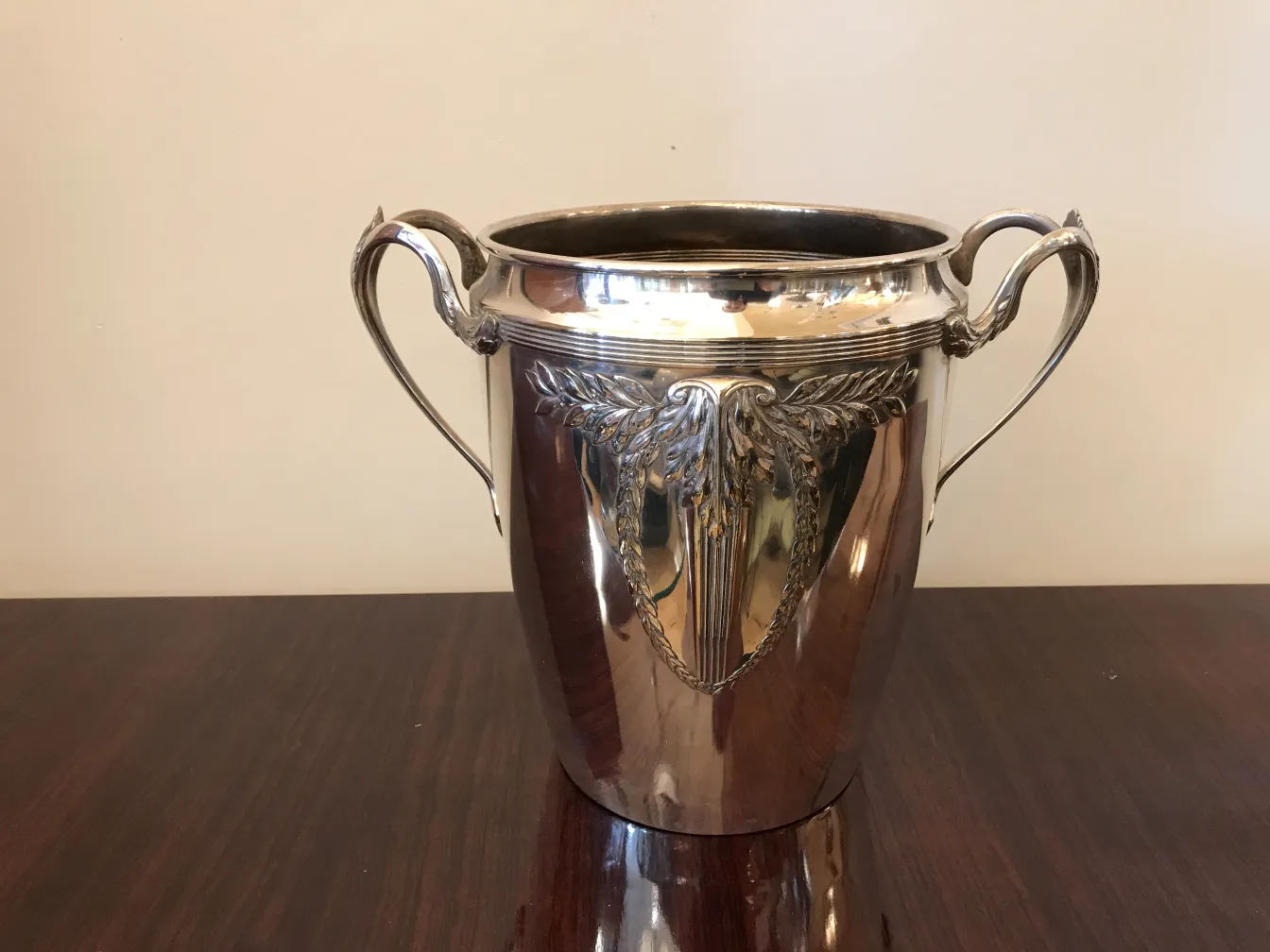 secchiello per champagne wmF elegante con manici decorativi e lucentezza