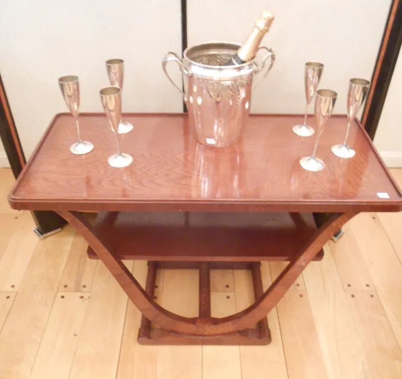 champañera wmff brillante en una mesa de madera con copas
