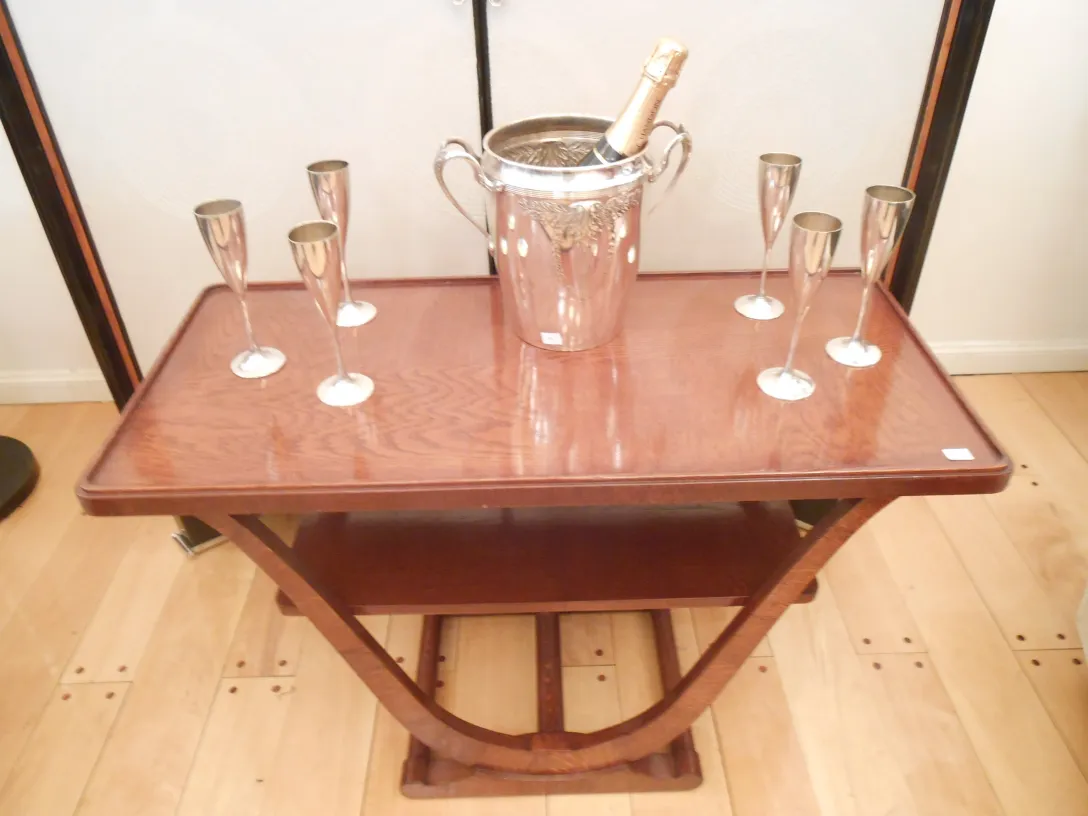 Antiga champanheira WMF com copos de champagne e mesa