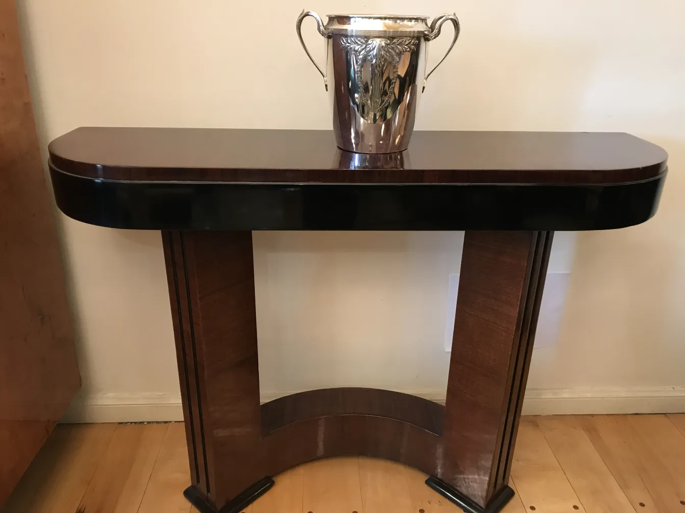 Ancien refroidisseur à champagne WMF sur une table élégante, idéal pour les célébrations