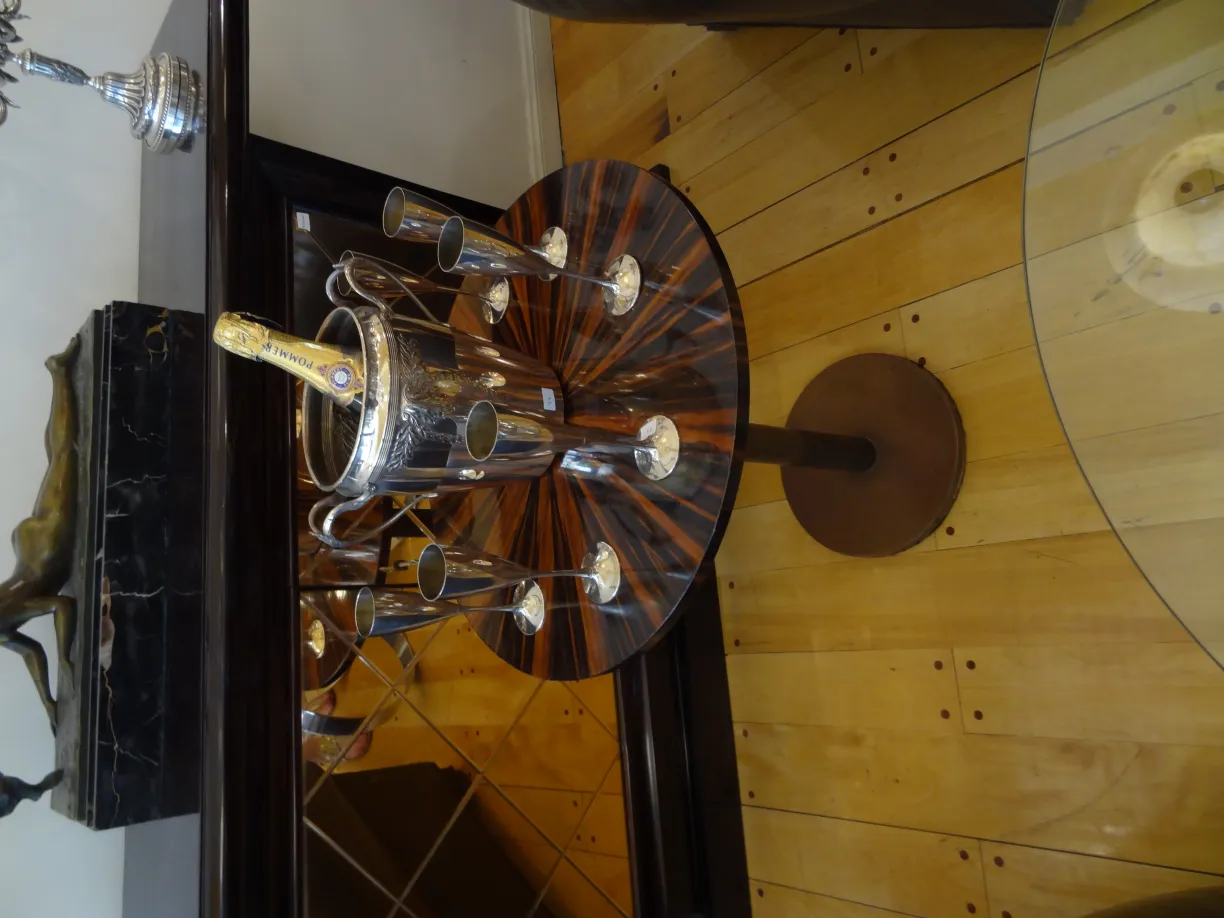 refroidisseur à champagne WMF ancien avec verres disposés sur la table