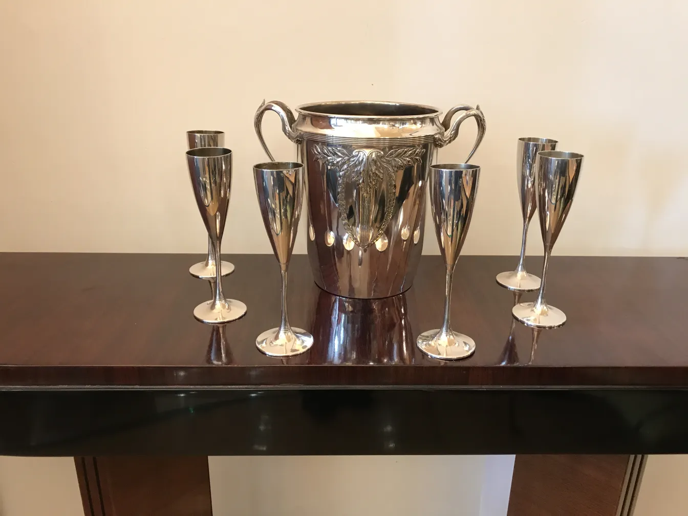 Seu antigo de champanhe WMF cercado por taças elegantes