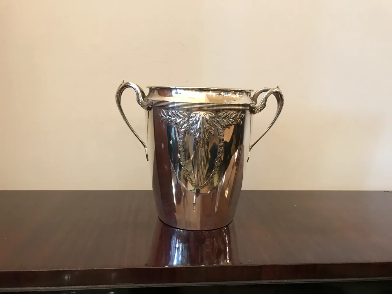 WMF शैम्पेन कूलर सुरुचिपूर्ण, हल्के पृष्ठभूमि पर, अद्वितीय विवरण के साथ, घटनाओं के लिए आदर्श।