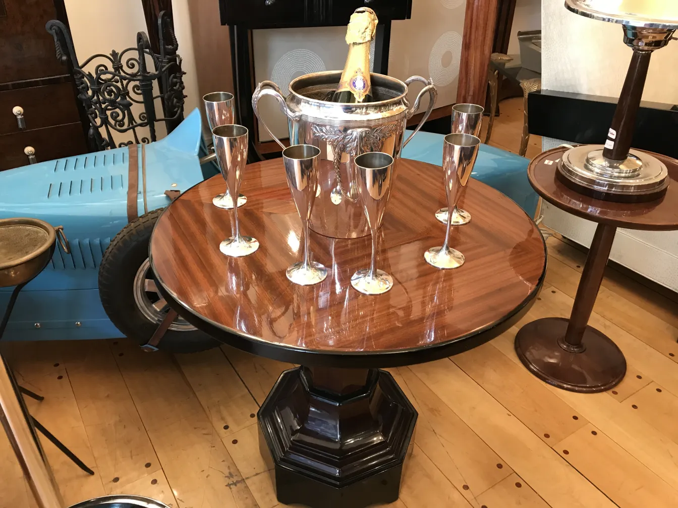 Champañera WMF en una mesa con copas de champán y vino