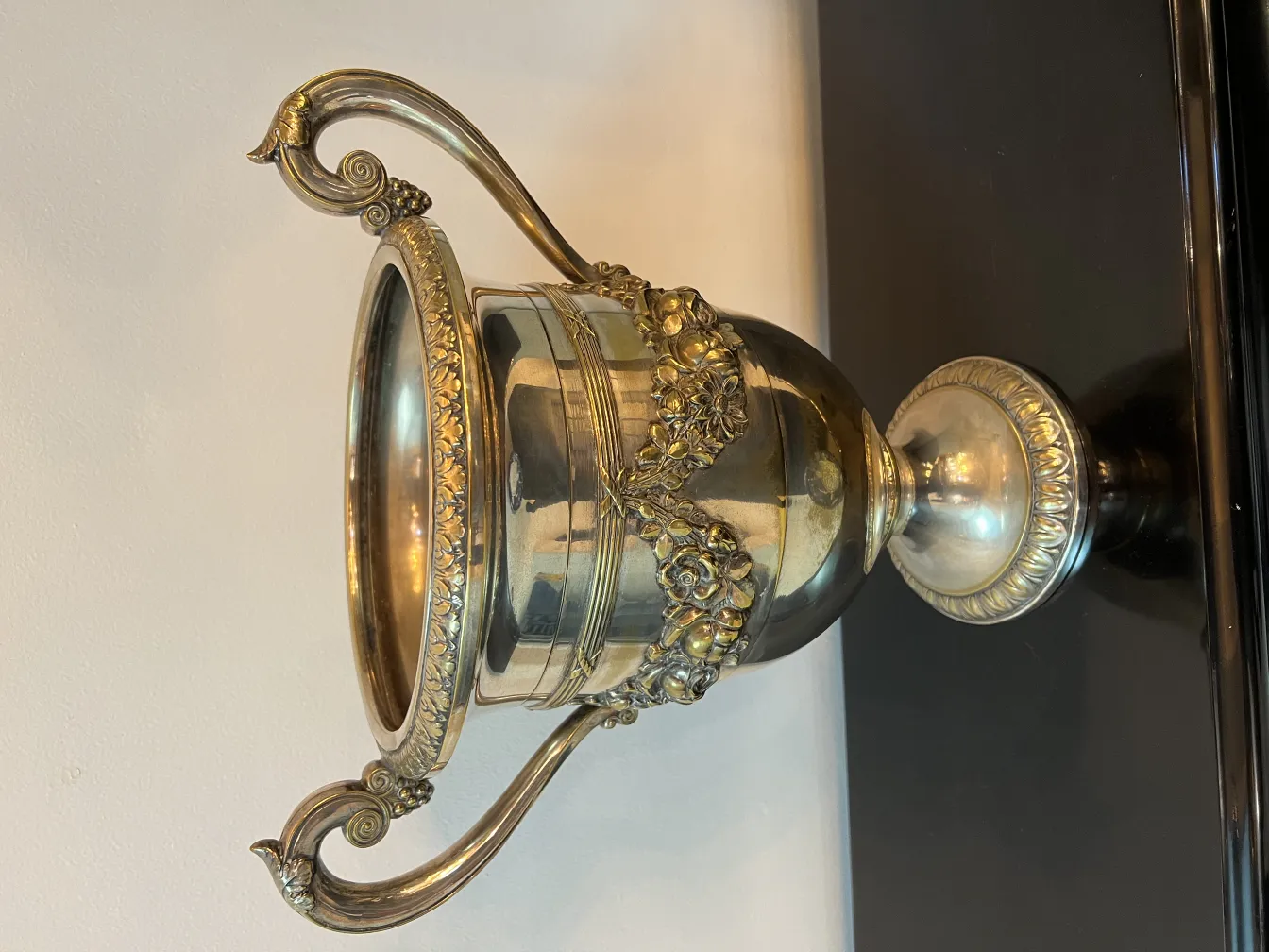 2 antike champagnerkühler mit dekorierten Griffen, elegant