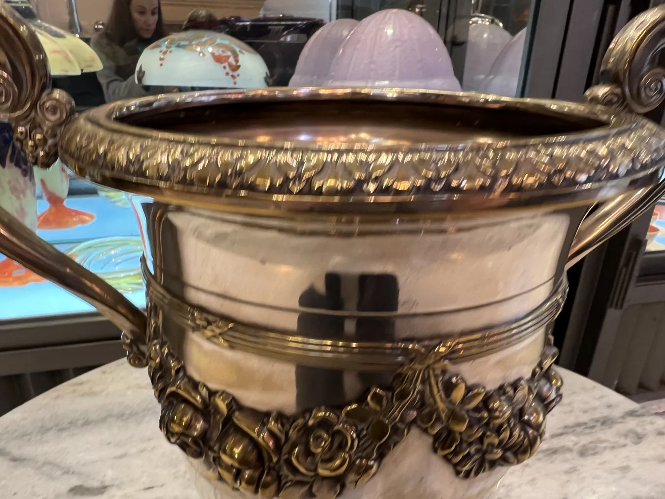 Raffreddatori per champagne antichi decorati con fiori in un contesto vintage.