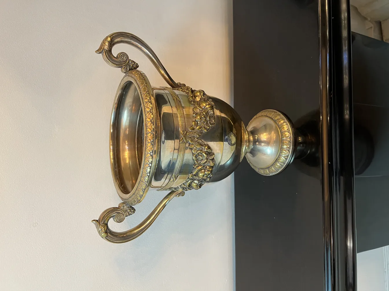 2 seaux à champagne anciens wmff, avec des motifs élaborés et des poignées élégantes.